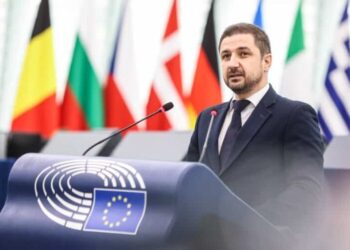 Adrian Axinia: SRI să spună dacă în spatele cedării E.ON se află Putin, nu Orbán. Ciolacu a trădat România?