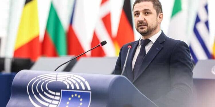 Adrian Axinia: SRI să spună dacă în spatele cedării E.ON se află Putin, nu Orbán. Ciolacu a trădat România?