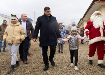 George Simion și AUR, alături de familiile din Pechea afectate de inundații: Opt case noi predate în Ajunul Crăciunului