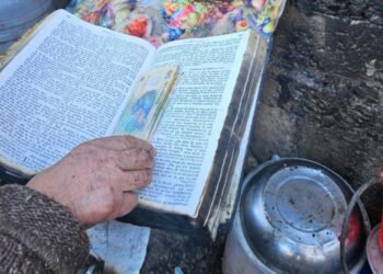 O Biblie în care se aflau 13.000 de lei a scăpat miraculos dintr-un incendiu