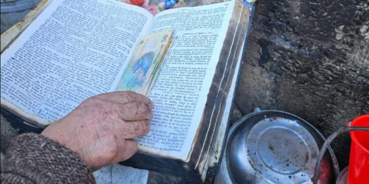 O Biblie în care se aflau 13.000 de lei a scăpat miraculos dintr-un incendiu