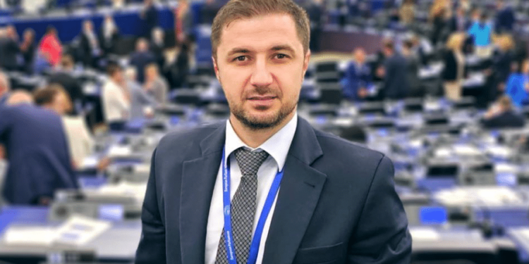 Adrian Axinia, europarlamentar AUR: Comisia Europeană interzice sobele și șemineele în România