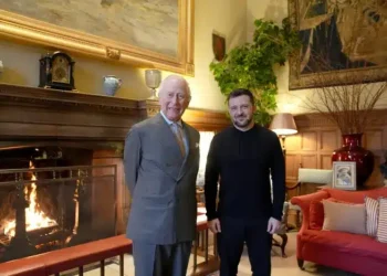 Regele Charles l-a primit pe Volodimir Zelenski la Sandringham. BBC: „Spre deosebire de Trump, regele nu are probleme cu ţinuta lui Zelenski”