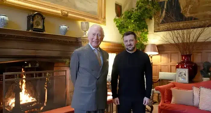Regele Charles l-a primit pe Volodimir Zelenski la Sandringham. BBC: „Spre deosebire de Trump, regele nu are probleme cu ţinuta lui Zelenski”