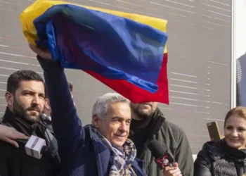 Mii de români îl sărbătoresc în stradă pe Călin Georgescu!