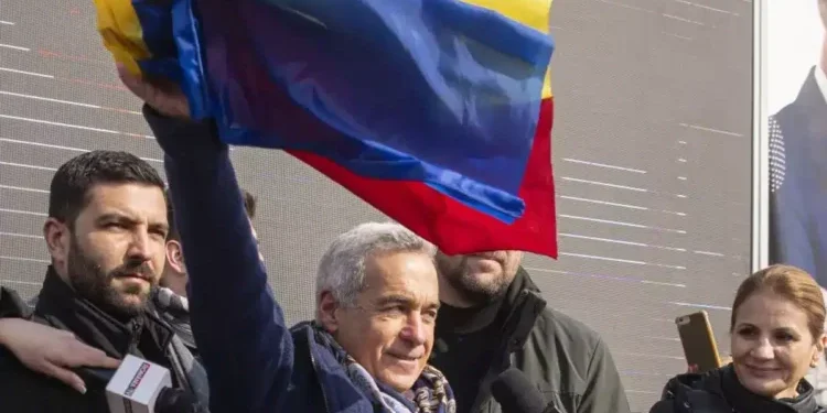 Mii de români îl sărbătoresc în stradă pe Călin Georgescu!