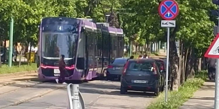 Accident șocant la Timișoara! Un tramvai s-a ciocnit frontal cu o mașină