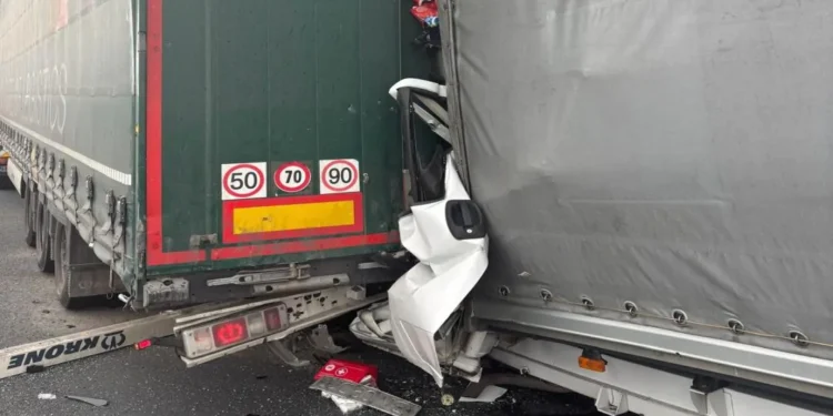 Tragedie pe Autostrada Vestului, in Timis. Un șofer a fost mort in cabina zdrobita a unui tir!