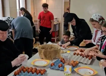 Măicile de la Manastirea Sag de langa Timisoara au vopsit ouale in Vinerea Mare