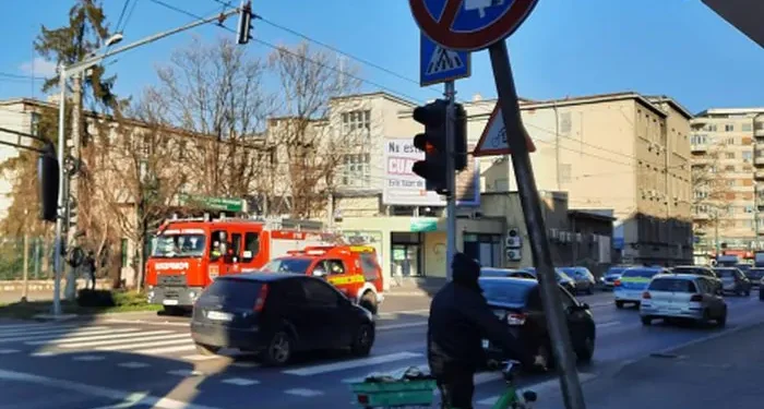 Accident la Timișoara: o tânără în scaun cu rotile, lovită pe trecerea de pietoni, chiar în fața spitalului