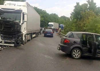 O masina si un camion s-au izbit pe cea mai aglomerată șosea din vestul țării!