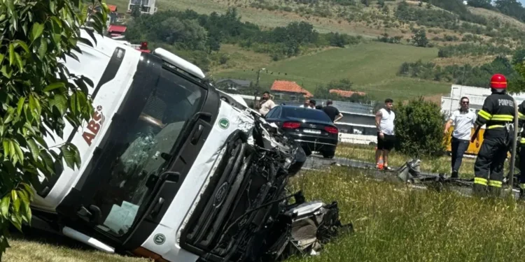 Tragedie pe o șosea din Timiș! O șoferiță a murit, după ce a intrat cu mașina într-un tir!