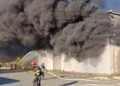 Incendiu devastator! A luat foc o hala cu materiale plastice